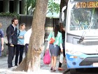 Marcelo Camelo e Mallu Magalhães andam de ônibus, no Rio