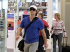 Fábio Assunção é clicado em aeroporto de boné e óculos escuros
