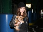 Miranda Kerr vai a restaurante com seu inseparável cachorrinho