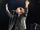 Vocalista do Pearl Jam mostra o dedo médio em show em São Paulo