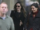 Sorridente, Angelina Jolie passeia pelas ruas de Budapeste