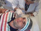 Vaidoso, juiz Diego Pombo faz limpeza de pele em clínica de estética