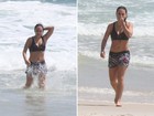 A ex-BBB Thati Bione pedala e se refresca em praia no Rio