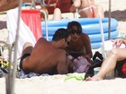 Paizão! Marcelo Faria tem dia de praia com mulher e filha 