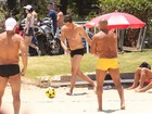 Márcio Garcia joga futevôlei na praia