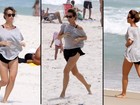 Juliana Didone corre na praia com shortinho curto