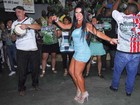Com microvestido, Solange Gomes cai no samba em São Paulo