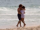 Felipe Dylon e Aparecida Petrowky têm tarde romântica na praia
