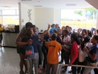 Fãs invadem academia e agarram Léo Santana em Salvador
