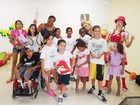 Tati Quebra Barraco e Taty Princesa visitam crianças com câncer 
