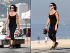 Luiza Brunet caminha na praia para manter a boa forma