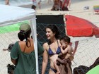 Patrícia Werneck brinca com o filho na praia de Ipanema