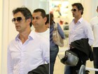 De cabelo grisalho, Marcos Pasquim circula por aeroporto no Rio