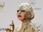Lady Gaga cobre a cabeça em prêmio na Alemanha