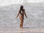 Nicole Bahls faz ensaio em praia de nudismo