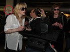 Courtney Love fuma em local proibido ao desembarcar em SP