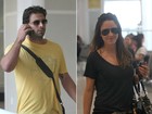 Fernanda Vasconcellos e Henri Castelli circulam em aeroporto