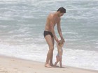 Victor Pecoraro, de 'Aquele Beijo', curte praia com a família