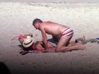 Pode espiar! Pedro Bial namora em praia do Rio