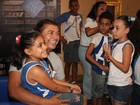 David Brazil prende a atenção da criançada em projeto social