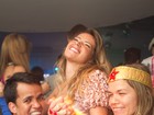 Solteira, ex-BBB Fani Pacheco curte festa no Rio de Janeiro