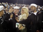 Pamela Anderson faz sucesso com marinheiros em jogo de basquete