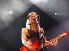 Courtney Love exibe os seios em show animado no segundo dia de SWU