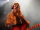 Courtney Love mostra os seios em apresentação no SWU