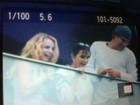 Britney Spears aparece para os fãs na sacada do hotel