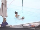 Britney Spears se diverte em piscina de hotel com os filhos