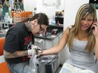 Mulher Maçã faz tatuagem em homenagem a 'Esteve Jobs'