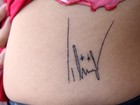 Fã tatua autógrafo de Thiaguinho na cintura
