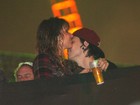 Pe Lanza, do Restart, e Ellen Jabour se beijam no SWU
