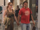 Grávida, Babi Xavier passeia com o marido em shopping