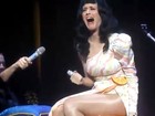Katy Perry se enrola com playback e fica sem graça na frente dos fãs