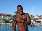 Léo Santana, do Parangolé, posa sem camisa em piscina de hotel