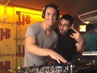 Diego Hypólito comanda som de boate com ajuda de outro DJ