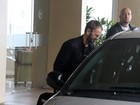 Ringo Starr deixa hotel no Rio