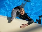 Ana Hickmann posa com golfinho em Las Vegas