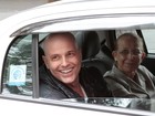 Em casa: Gianecchini sorri em primeira foto após alta de hospital