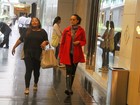 De sobretudo,Taís Araújo passeia com amiga em shopping do Rio