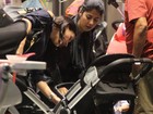Vídeo: Juliana Knust escolhe carrinho de bebê com o marido