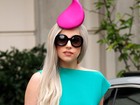Lady Gaga usa chapéu com formato de 'espermatozóide' em Londres