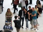 Cercado por fãs, Thiaguinho circula em aeroporto no Rio