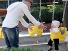 Pink se diverte com a filha em parque nos Estados Unidos
