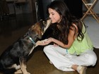 Após susto, Selena Gomez brinca com seu cachorro 