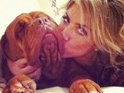 Giovanna Ewbank beija sua cachorra: 'Que delícia.Tem como não esmagar?'