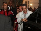Após passeio, Antonio Banderas volta para hotel no Rio