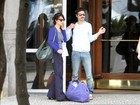 Caio Blat e Maria Ribeiro são clicados com malas na porta de hotel