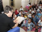 Antônio Calloni e Cris Vianna leem para crianças na Biblioteca Nacional